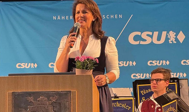 Am 19.05.2025 war Landwirtschaftsministerin Michaela Kaniber zu Gast im Festzelt (©Foto: Krammer) 